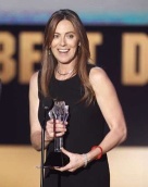 Kathryn Bigelow celebra su premio en los "Critics Choice Awards" como mejor directora por "The Hurt Locker" , cinta que se llevó también el premio como mejor película del año en categoría drama